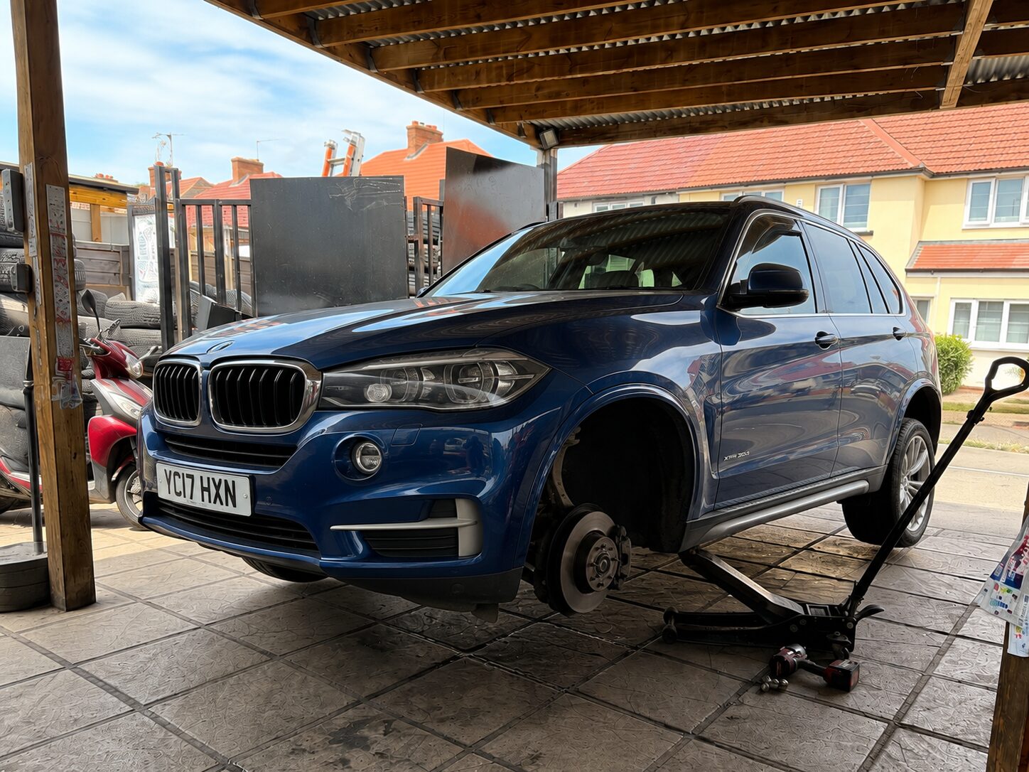 AK Fast Fit Tyres workshop 4